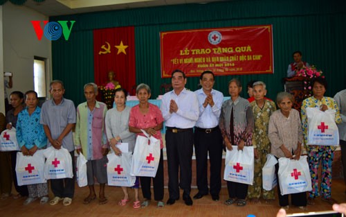 Руководители Вьетнама вручили новогодние подарки малоимущим семьям - ảnh 1